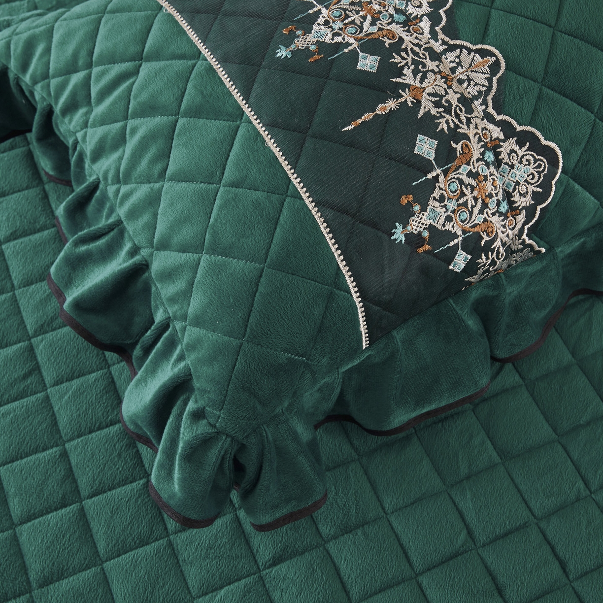 91家纺网 家纺一手货源 找家纺 恋尚 2025新款水晶绒保暖床裙四件套-梵蒂莎（控价） 梵蒂莎-绿