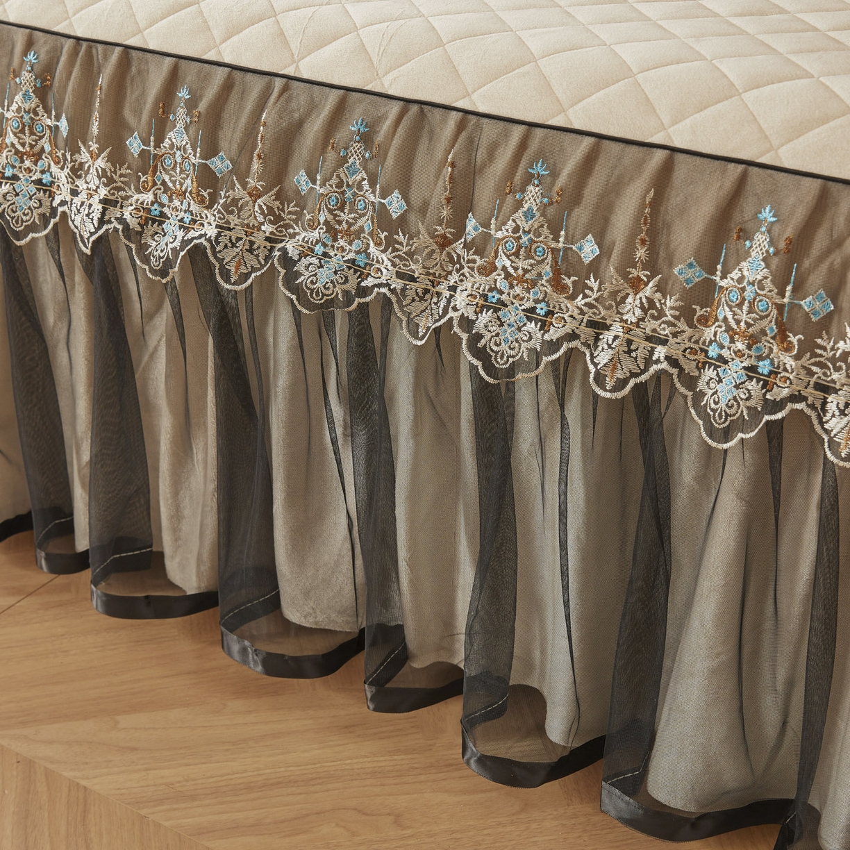 91家纺网 家纺一手货源 找家纺 恋尚 2025新款水晶绒保暖床裙四件套-梵蒂莎（控价） 梵蒂莎-米黄