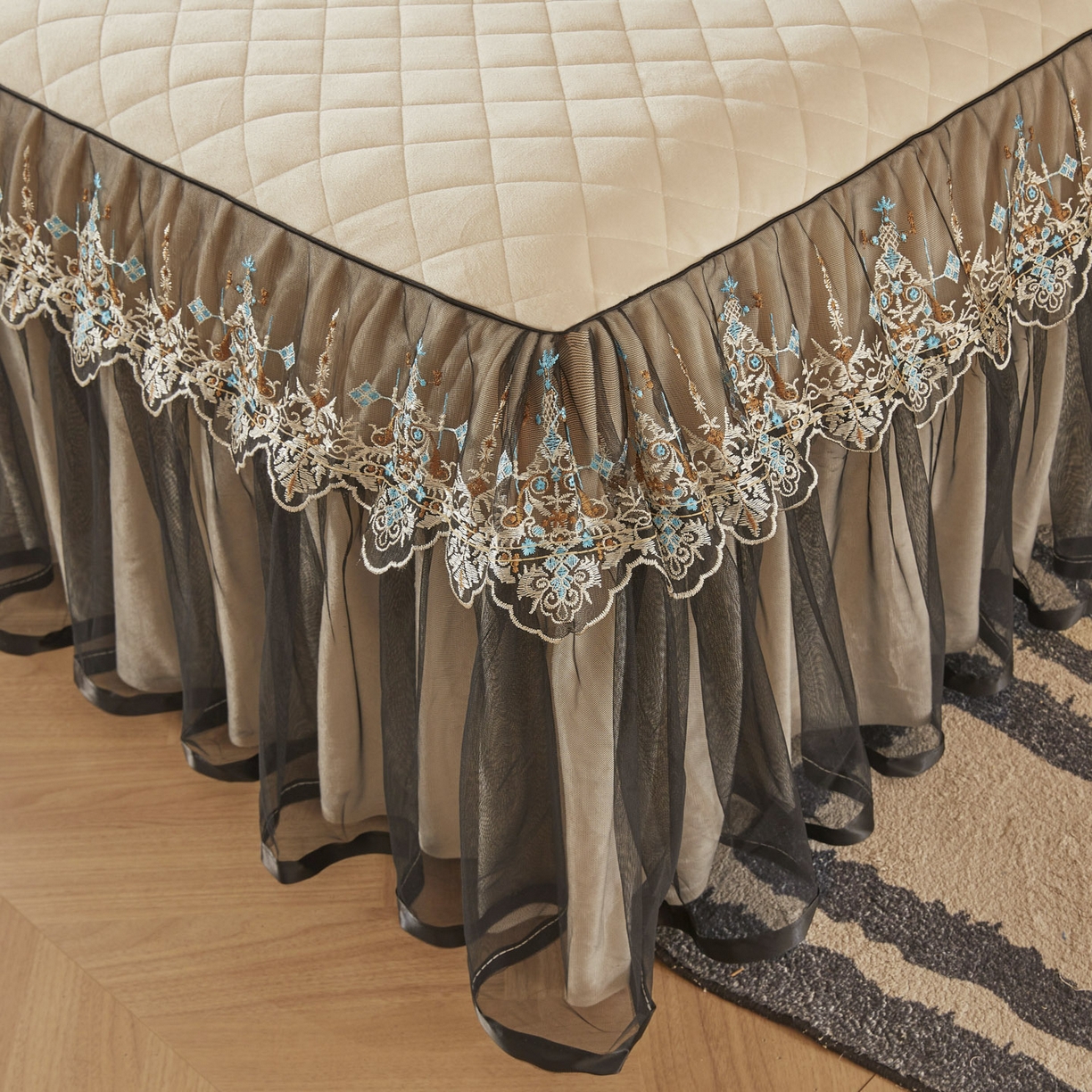 91家纺网 家纺一手货源 找家纺 恋尚 2025新款水晶绒保暖床裙四件套-梵蒂莎（控价） 梵蒂莎-米黄