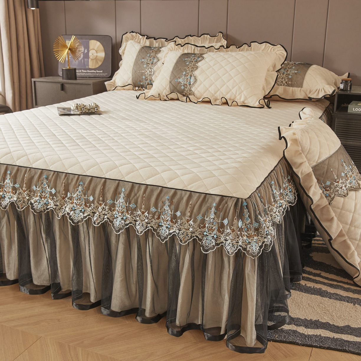 91家纺网 家纺一手货源 找家纺 恋尚 2025新款水晶绒保暖床裙四件套-梵蒂莎（控价） 梵蒂莎-米黄