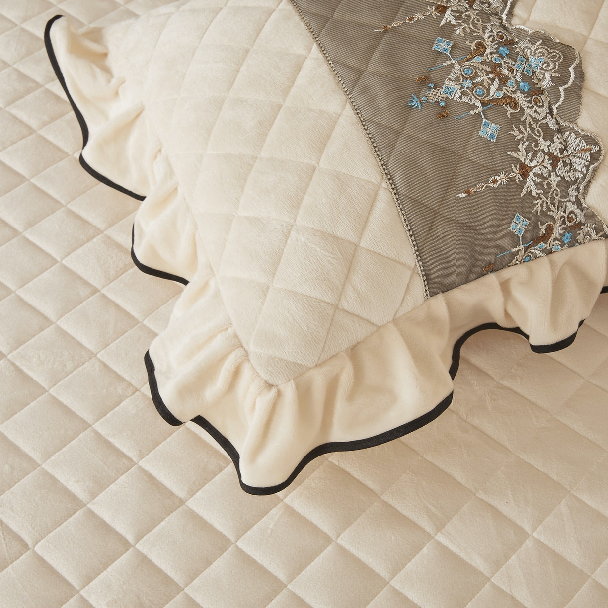 91家纺网 家纺一手货源 找家纺 恋尚 2025新款水晶绒保暖床裙四件套-梵蒂莎（控价） 梵蒂莎-米黄