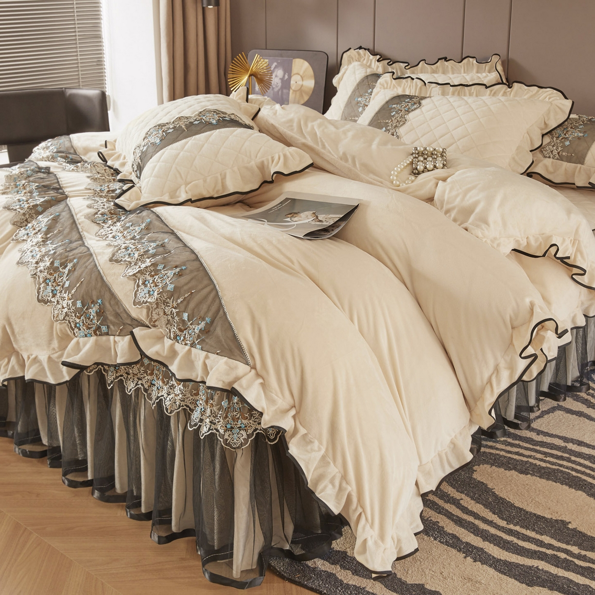 91家纺网 家纺一手货源 找家纺 恋尚 2025新款水晶绒保暖床裙四件套-梵蒂莎（控价） 梵蒂莎-米黄