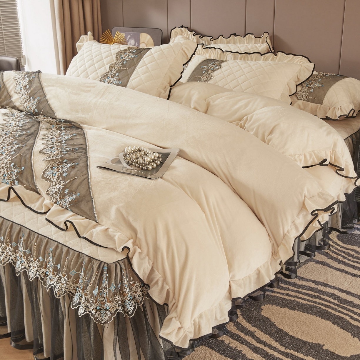 91家纺网 家纺一手货源 找家纺 恋尚 2025新款水晶绒保暖床裙四件套-梵蒂莎（控价） 梵蒂莎-米黄