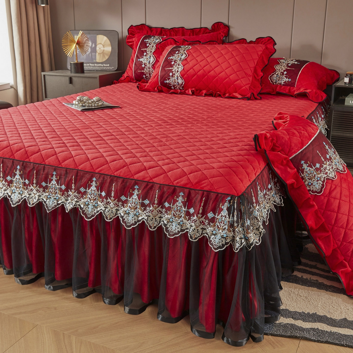 91家纺网 家纺一手货源 找家纺 恋尚 2025新款水晶绒保暖床裙四件套-梵蒂莎（控价） 梵蒂莎-品红