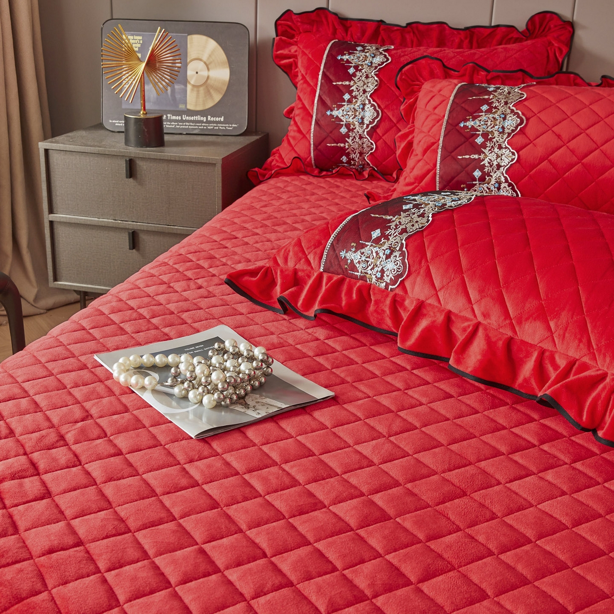 91家纺网 家纺一手货源 找家纺 恋尚 2025新款水晶绒保暖床裙四件套-梵蒂莎（控价） 梵蒂莎-品红