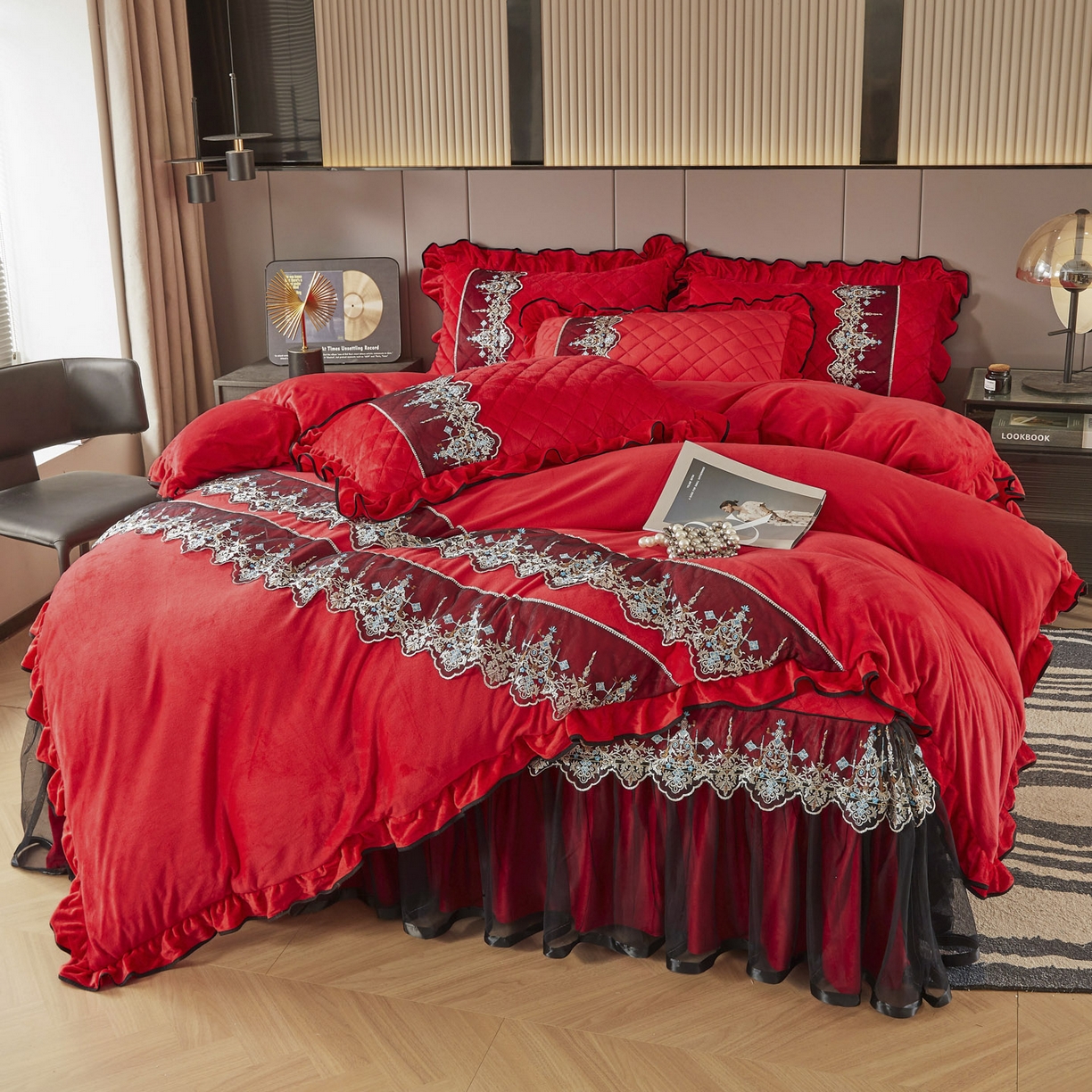 91家纺网 家纺一手货源 找家纺 恋尚 2025新款水晶绒保暖床裙四件套-梵蒂莎（控价） 梵蒂莎-品红