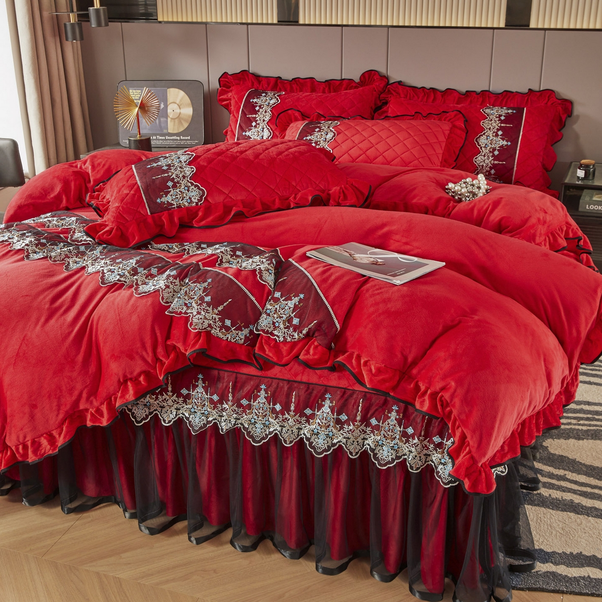 91家纺网 家纺一手货源 找家纺 恋尚 2025新款水晶绒保暖床裙四件套-梵蒂莎（控价） 梵蒂莎-品红