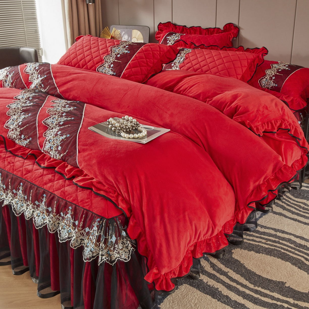 91家纺网 家纺一手货源 找家纺 恋尚 2025新款水晶绒保暖床裙四件套-梵蒂莎（控价） 梵蒂莎-品红