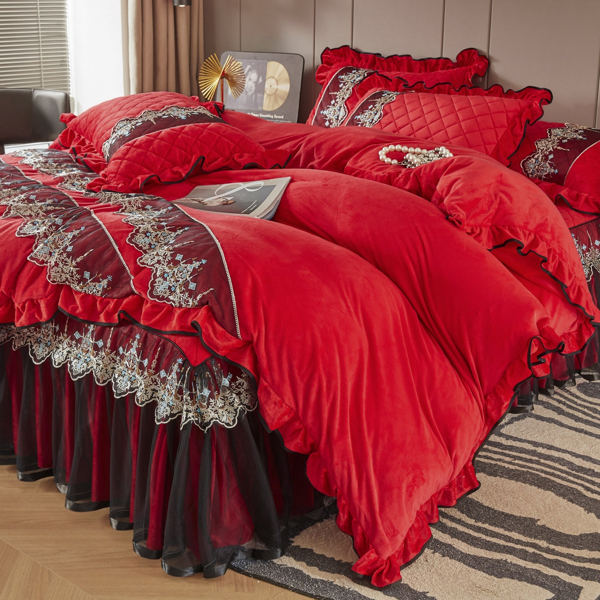 91家纺网 家纺一手货源 找家纺 恋尚 2025新款水晶绒保暖床裙四件套-梵蒂莎（控价） 梵蒂莎-品红