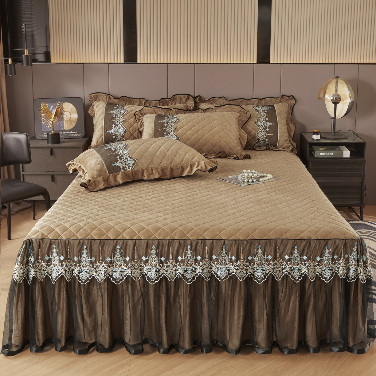 91家纺网 家纺一手货源 找家纺 恋尚 2025新款水晶绒保暖床裙四件套-梵蒂莎（控价） 梵蒂莎-驼