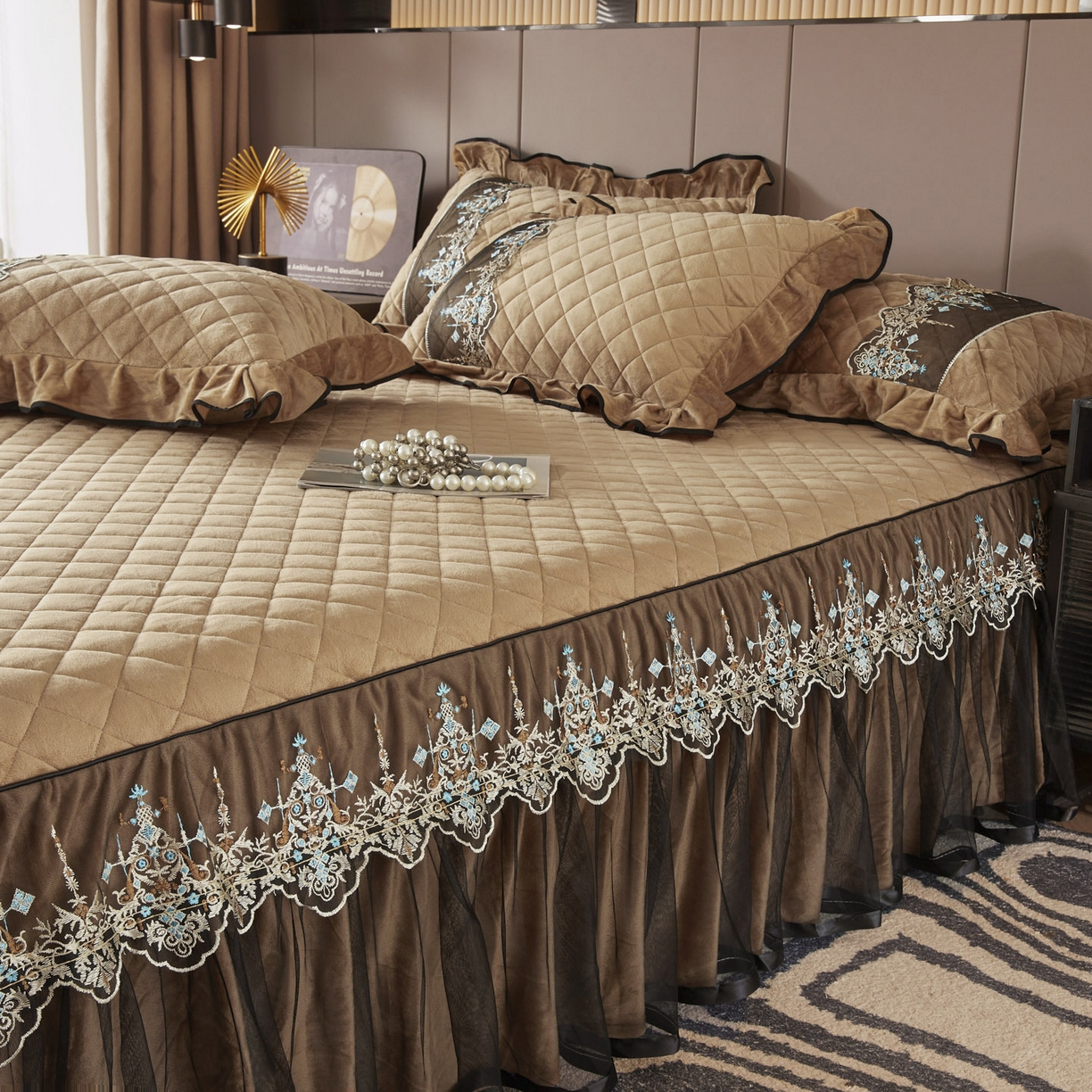 91家纺网 家纺一手货源 找家纺 恋尚 2025新款水晶绒保暖床裙四件套-梵蒂莎（控价） 梵蒂莎-驼