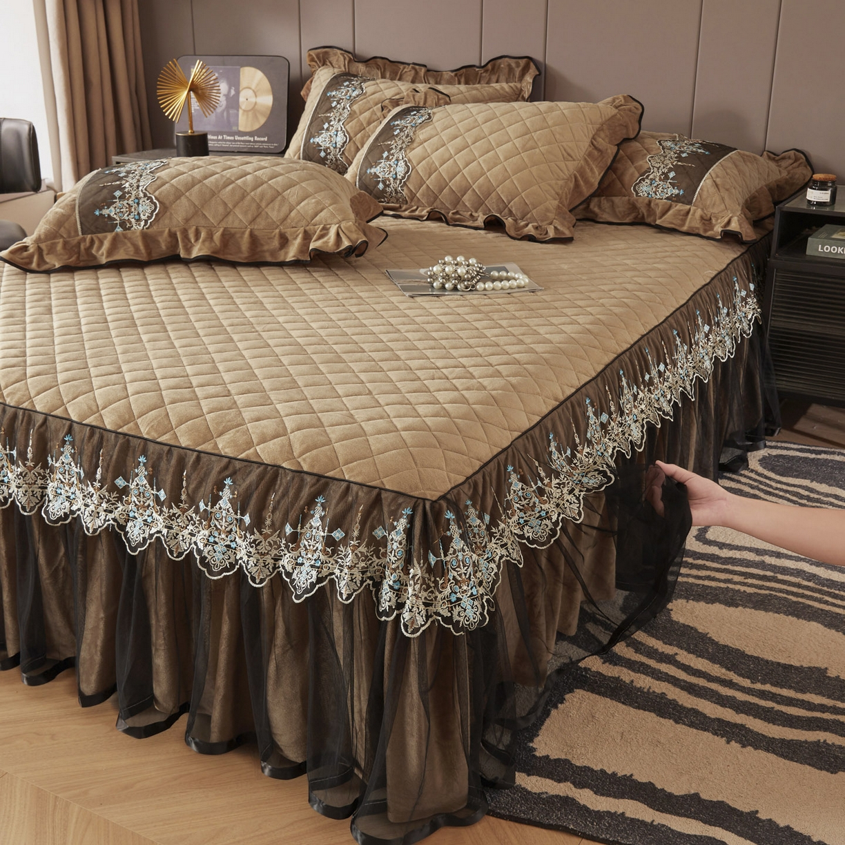 91家纺网 家纺一手货源 找家纺 恋尚 2025新款水晶绒保暖床裙四件套-梵蒂莎（控价） 梵蒂莎-驼