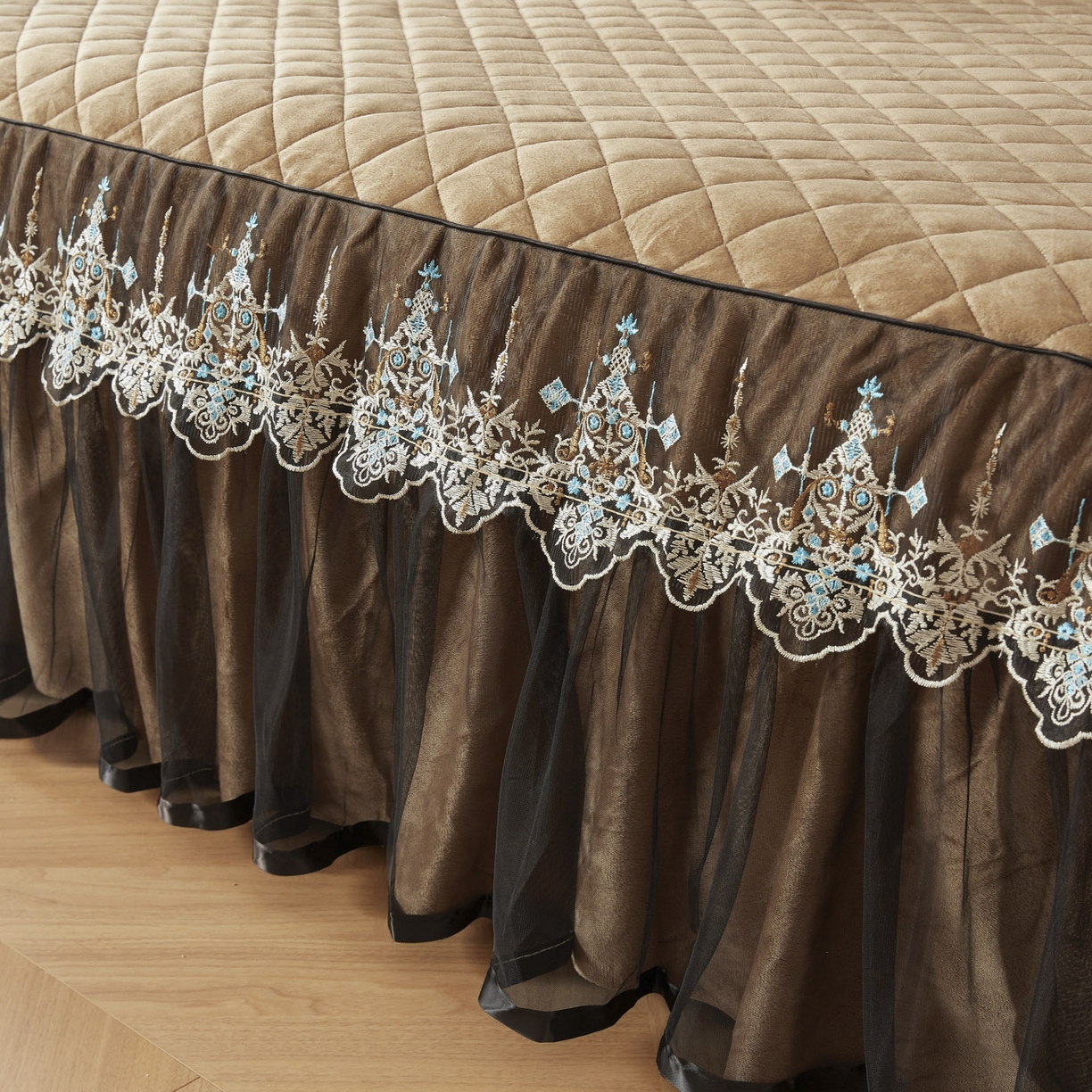 91家纺网 家纺一手货源 找家纺 恋尚 2025新款水晶绒保暖床裙四件套-梵蒂莎（控价） 梵蒂莎-驼