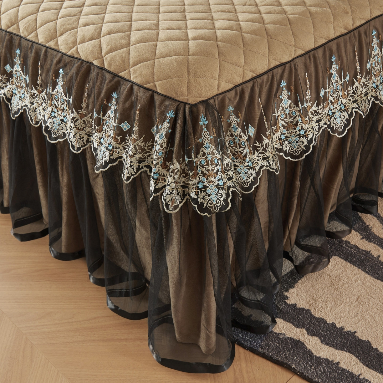 91家纺网 家纺一手货源 找家纺 恋尚 2025新款水晶绒保暖床裙四件套-梵蒂莎（控价） 梵蒂莎-驼