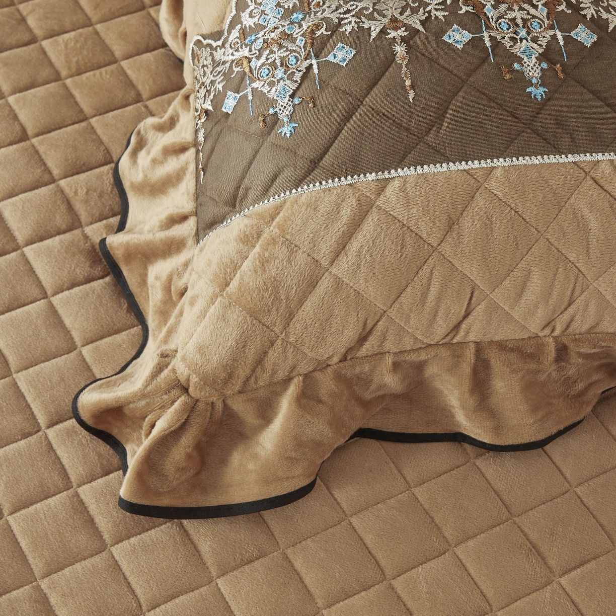 91家纺网 家纺一手货源 找家纺 恋尚 2025新款水晶绒保暖床裙四件套-梵蒂莎（控价） 梵蒂莎-驼