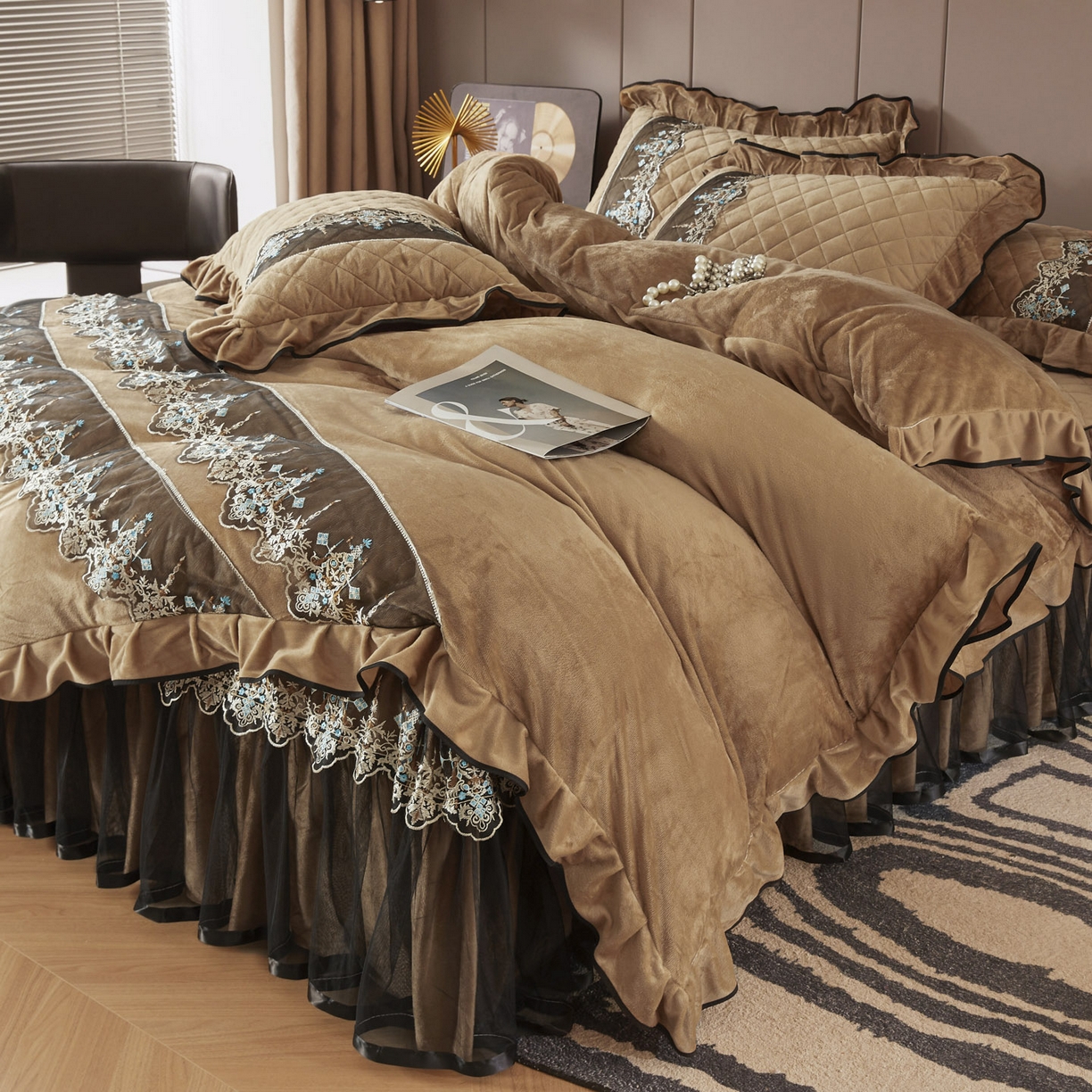 91家纺网 家纺一手货源 找家纺 恋尚 2025新款水晶绒保暖床裙四件套-梵蒂莎（控价） 梵蒂莎-驼