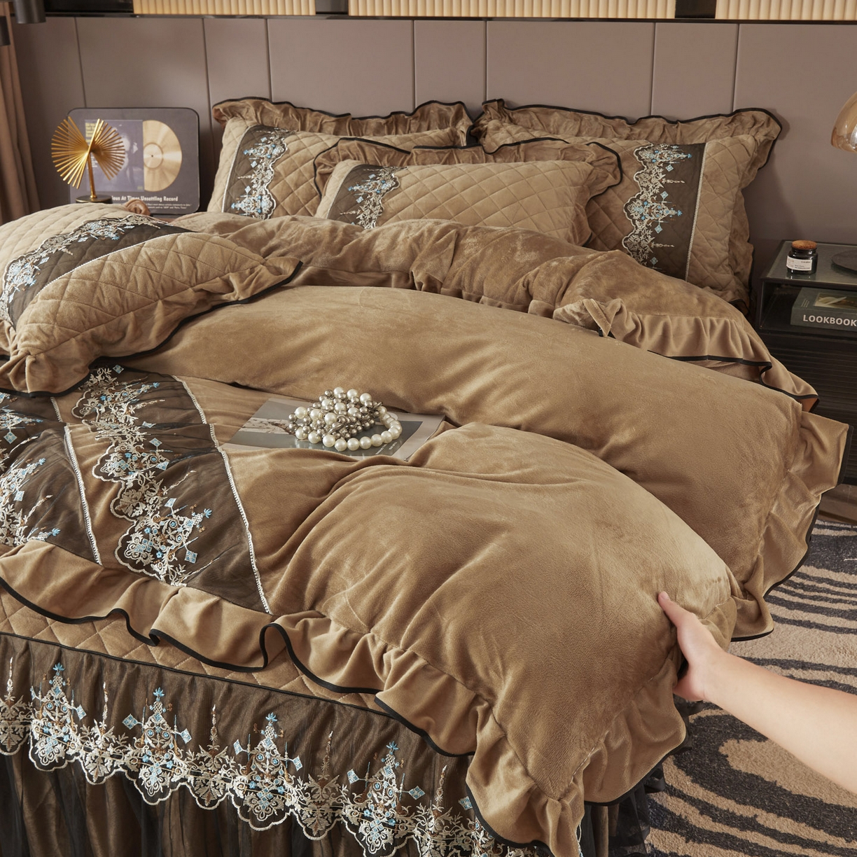 91家纺网 家纺一手货源 找家纺 恋尚 2025新款水晶绒保暖床裙四件套-梵蒂莎（控价） 梵蒂莎-驼