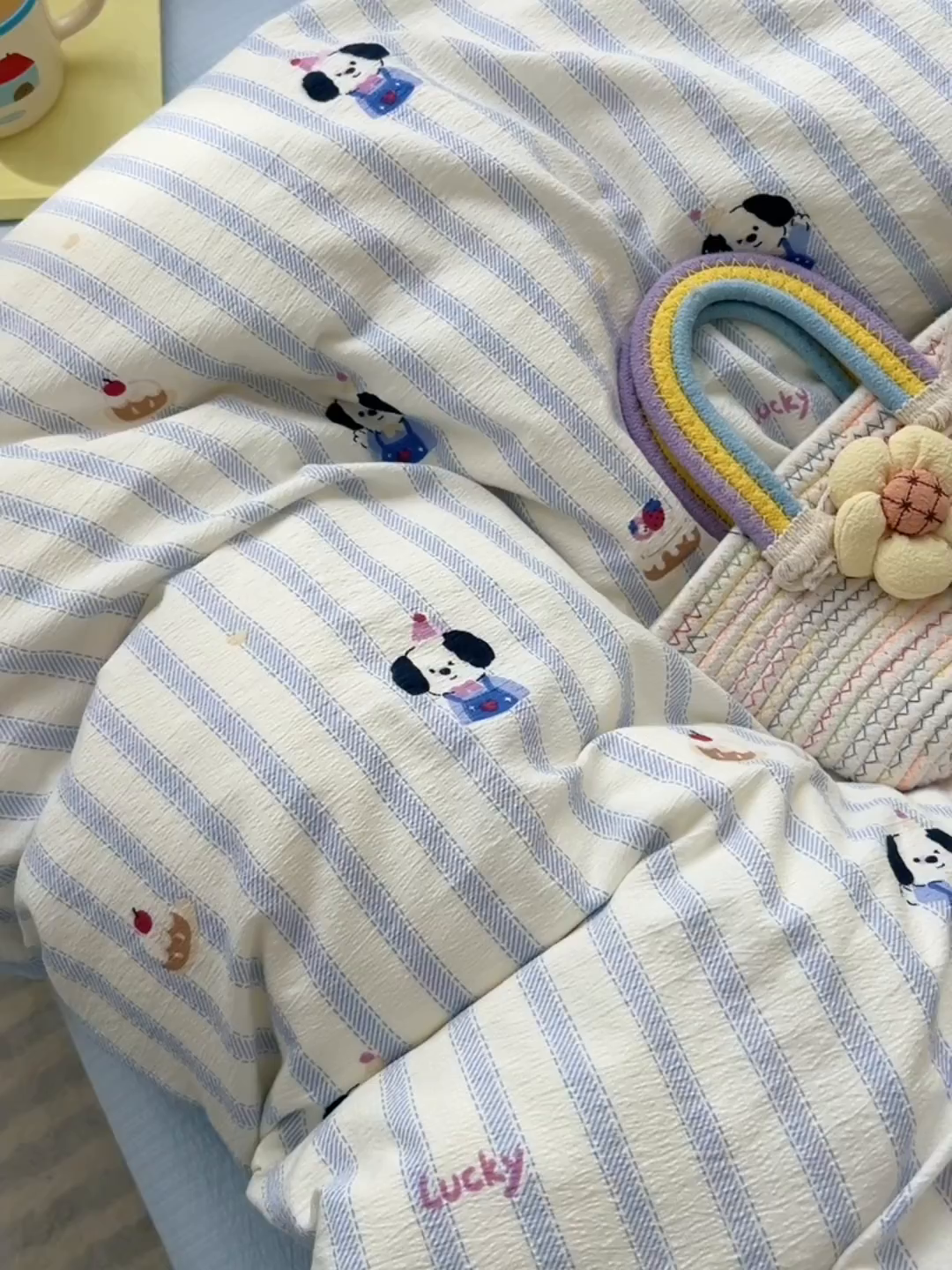 91家纺网 家纺一手货源 找家纺 玉海棠家纺 2025新款云感双层纱暗合四件套 竖条小狗