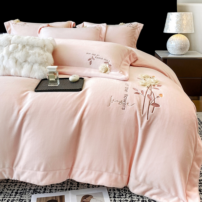 91家纺网 家纺一手货源 找家纺 席之家 2025新款刺绣牛奶绒四件套-花语 花语-少女粉