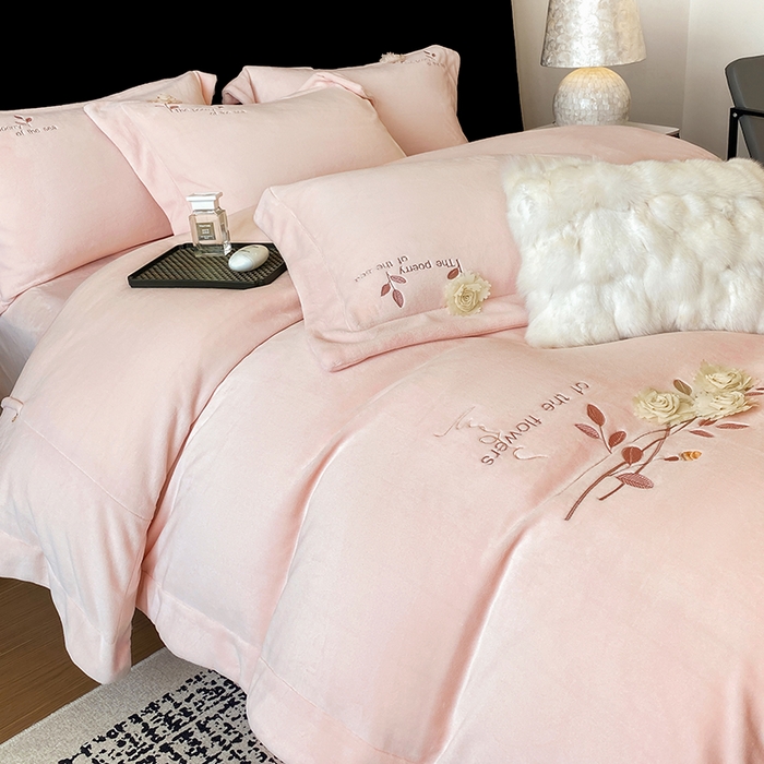 91家纺网 家纺一手货源 找家纺 席之家 2025新款刺绣牛奶绒四件套-花语 花语-少女粉