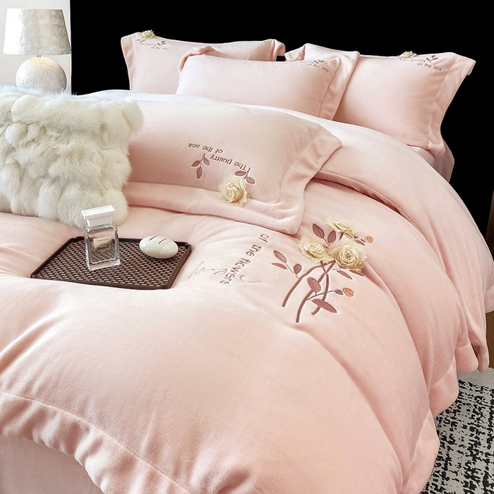 91家纺网 家纺一手货源 找家纺 席之家 2025新款刺绣牛奶绒四件套-花语 花语-少女粉