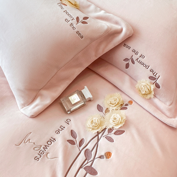 91家纺网 家纺一手货源 找家纺 席之家 2025新款刺绣牛奶绒四件套-花语 花语-少女粉