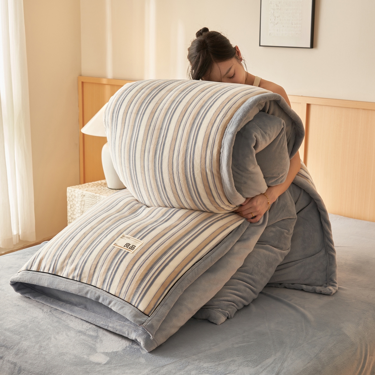 91家纺网 家纺一手货源 找家纺 子由家居 2025新款牛奶绒无印风可拆洗冬被被子被芯 浅蓝竖条