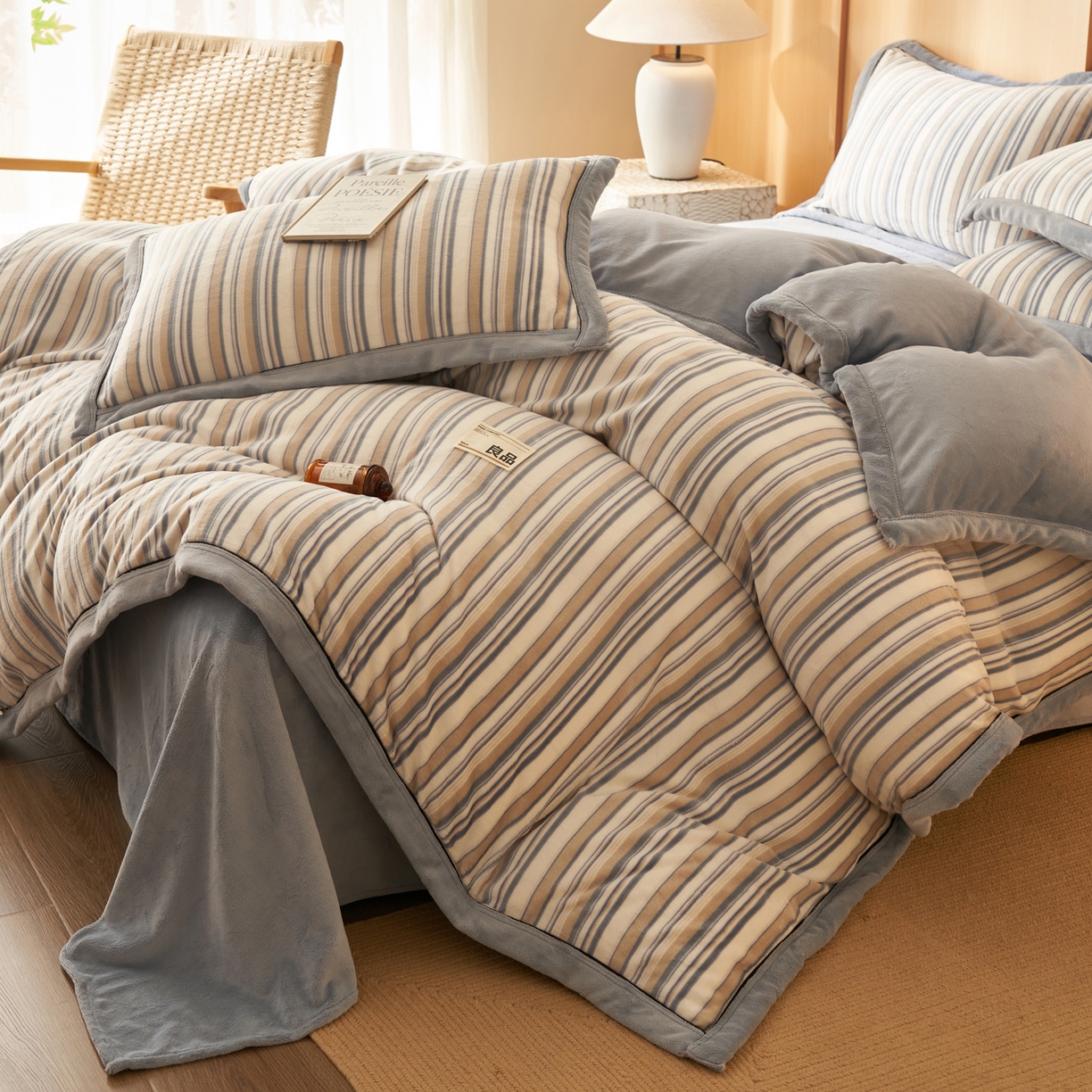 91家纺网 家纺一手货源 找家纺 子由家居 2025新款牛奶绒无印风可拆洗冬被被子被芯 浅蓝竖条