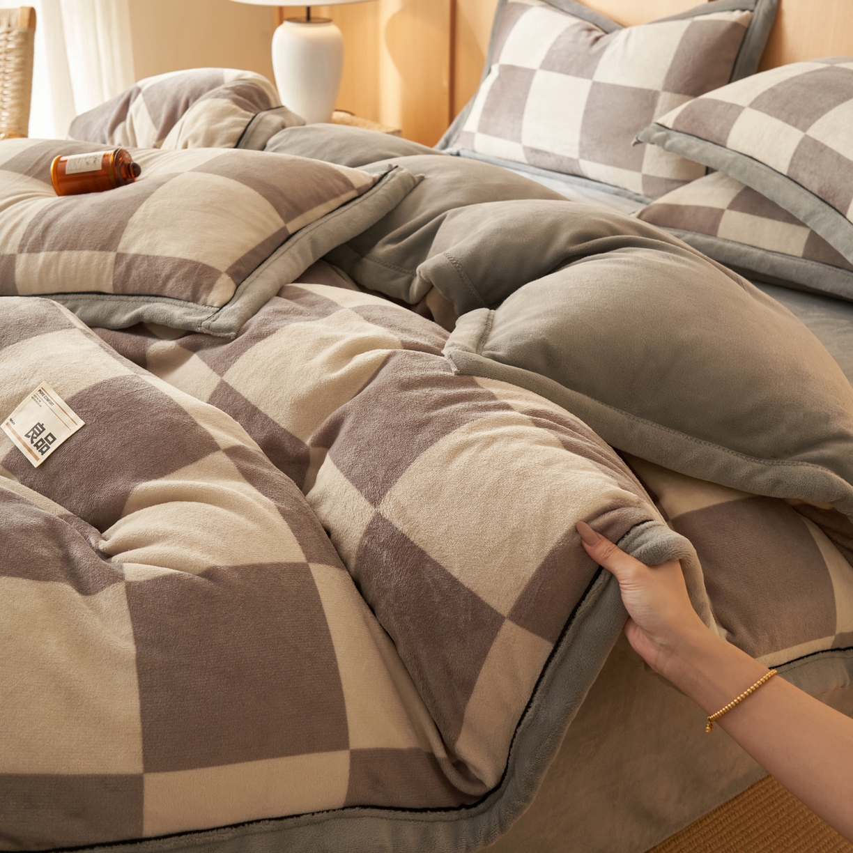 91家纺网 家纺一手货源 找家纺 子由家居 2025新款牛奶绒无印风可拆洗冬被被子被芯 灰白格