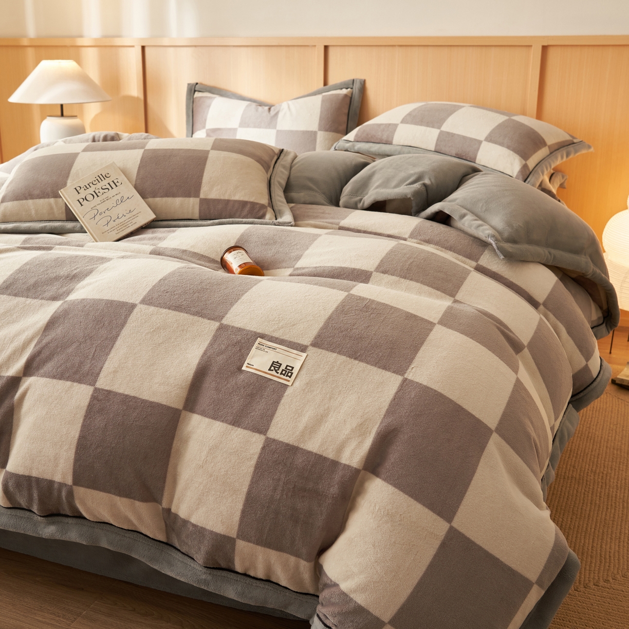 91家纺网 家纺一手货源 找家纺 子由家居 2025新款牛奶绒无印风可拆洗冬被被子被芯 灰白格