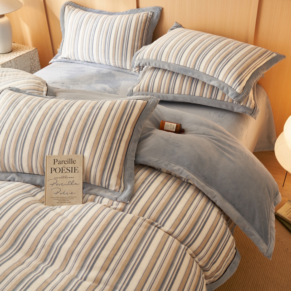 91家纺网 家纺一手货源 找家纺 子由家居 2025新款牛奶绒无印风可拆洗冬被被子被芯 浅蓝竖条