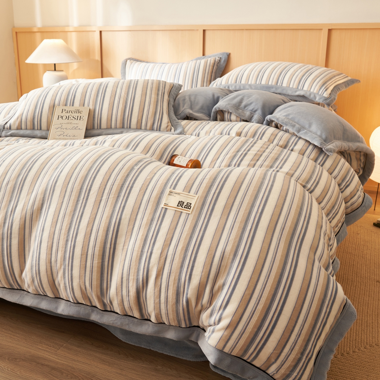 91家纺网 家纺一手货源 找家纺 子由家居 2025新款牛奶绒无印风可拆洗冬被被子被芯 浅蓝竖条