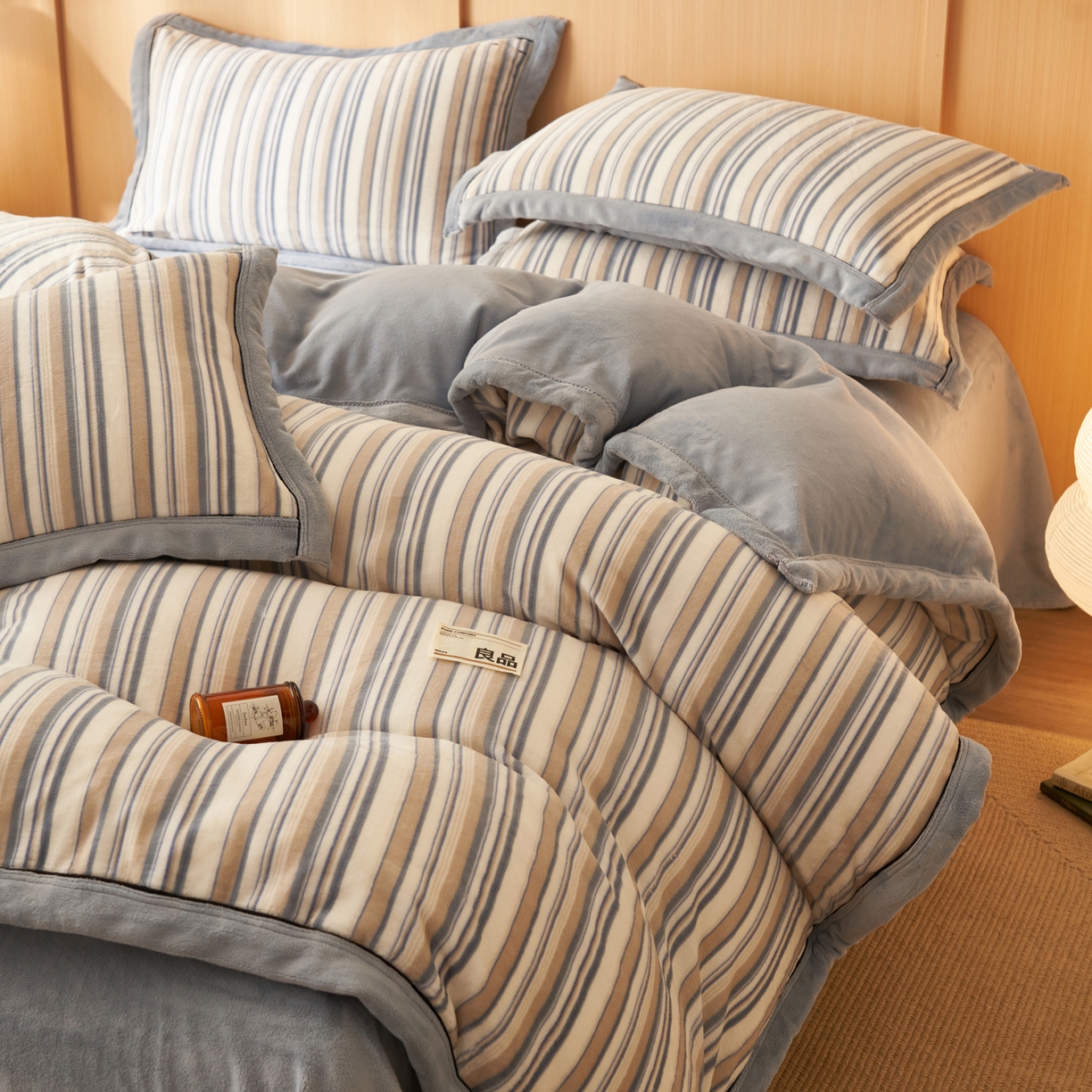 91家纺网 家纺一手货源 找家纺 子由家居 2025新款牛奶绒无印风可拆洗冬被被子被芯 浅蓝竖条