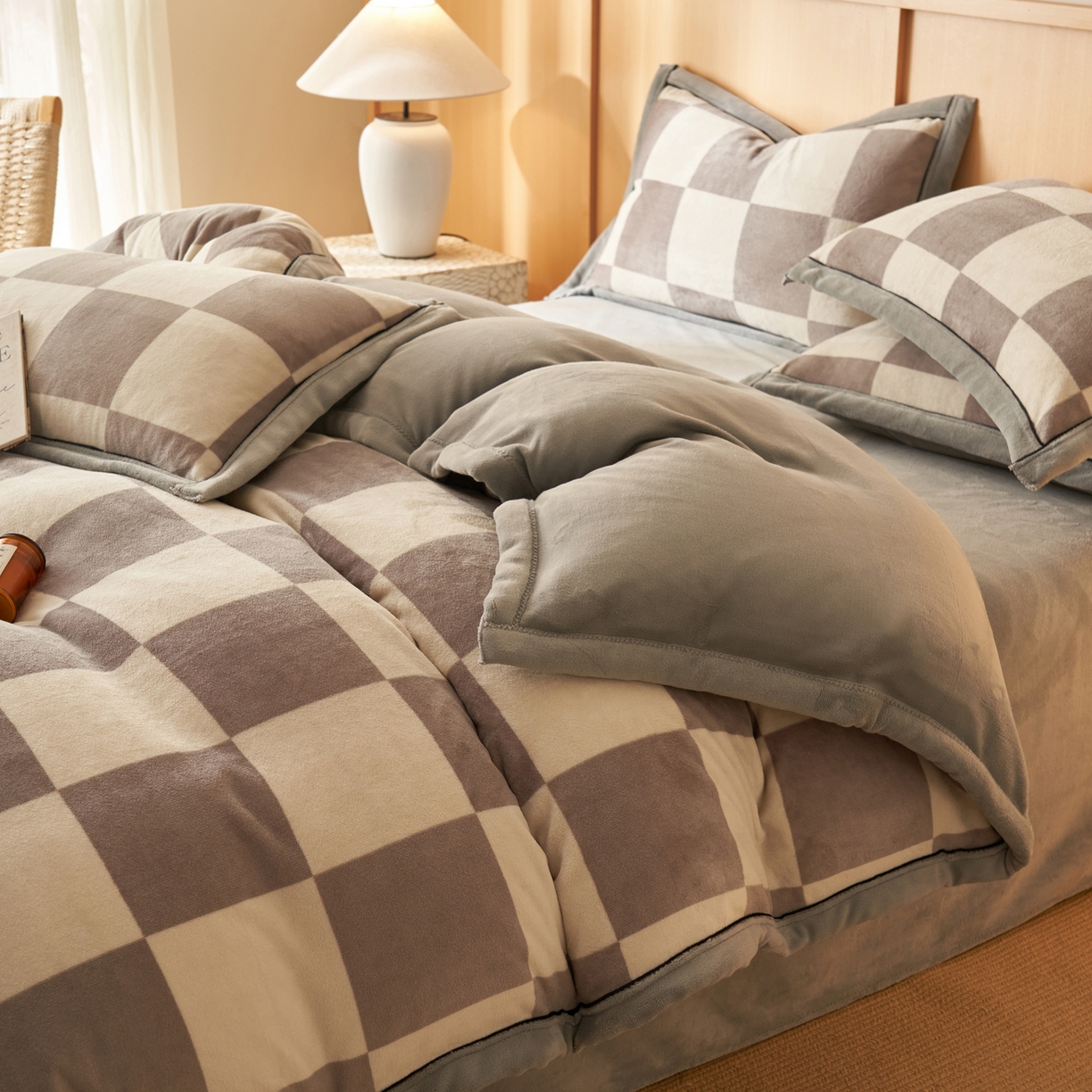 91家纺网 家纺一手货源 找家纺 子由家居 2025新款牛奶绒无印风可拆洗冬被被子被芯 灰白格