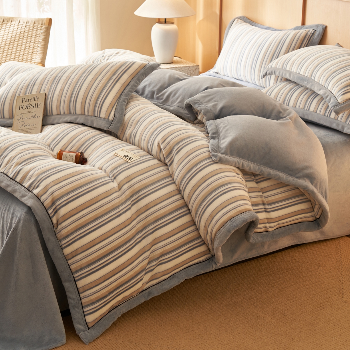 91家纺网 家纺一手货源 找家纺 子由家居 2025新款牛奶绒无印风可拆洗冬被被子被芯 浅蓝竖条