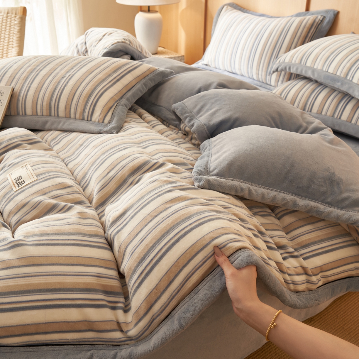 91家纺网 家纺一手货源 找家纺 子由家居 2025新款牛奶绒无印风可拆洗冬被被子被芯 浅蓝竖条