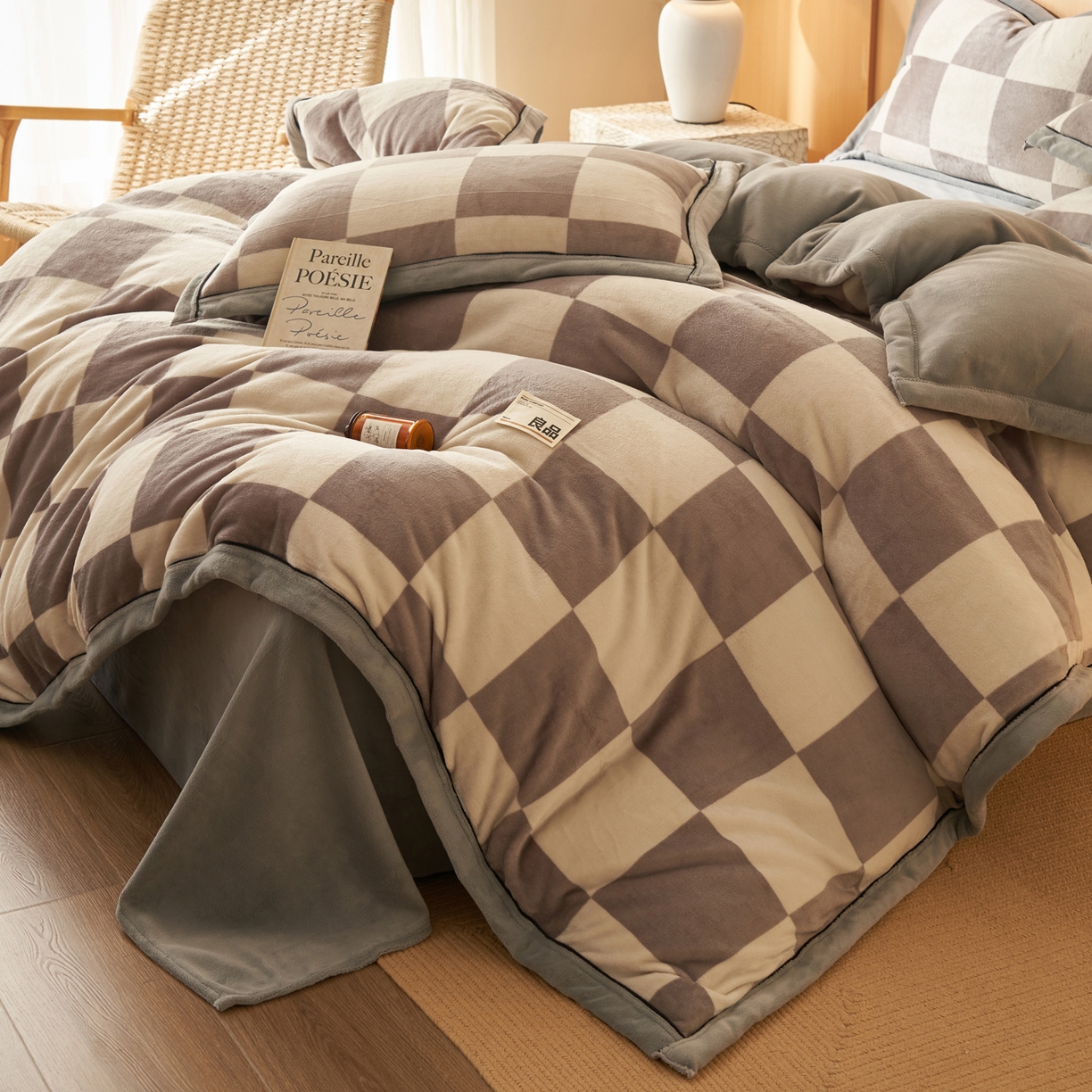 91家纺网 家纺一手货源 找家纺 子由家居 2025新款牛奶绒无印风可拆洗冬被被子被芯 灰白格