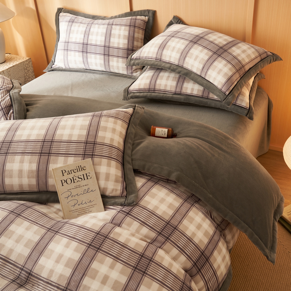 91家纺网 家纺一手货源 找家纺 子由家居 2025新款牛奶绒无印风可拆洗冬被被子被芯 洛卡灰格