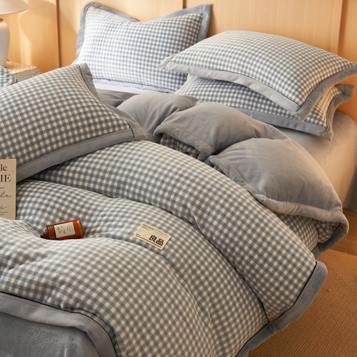91家纺网 家纺一手货源 找家纺 子由家居 2025新款牛奶绒无印风可拆洗冬被被子被芯 天蓝小格