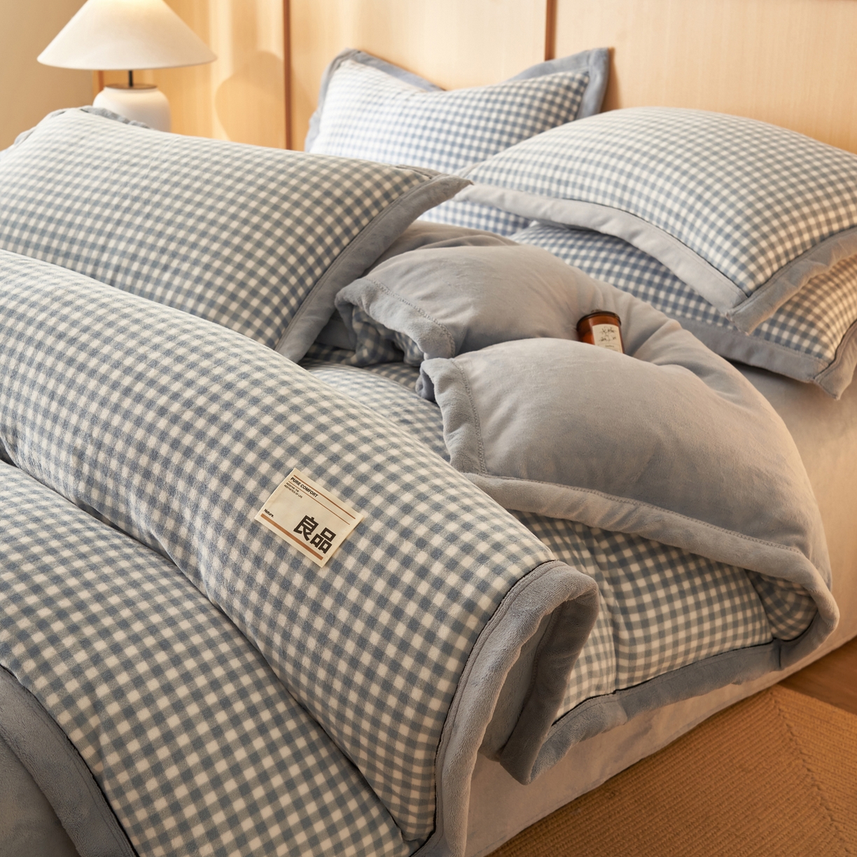 91家纺网 家纺一手货源 找家纺 子由家居 2025新款牛奶绒无印风可拆洗冬被被子被芯 天蓝小格