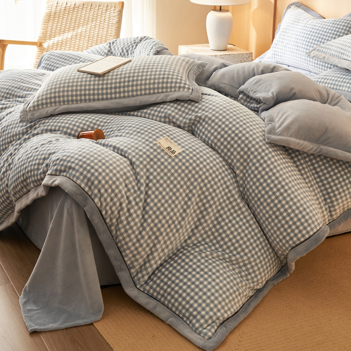 91家纺网 家纺一手货源 找家纺 子由家居 2025新款牛奶绒无印风可拆洗冬被被子被芯 天蓝小格