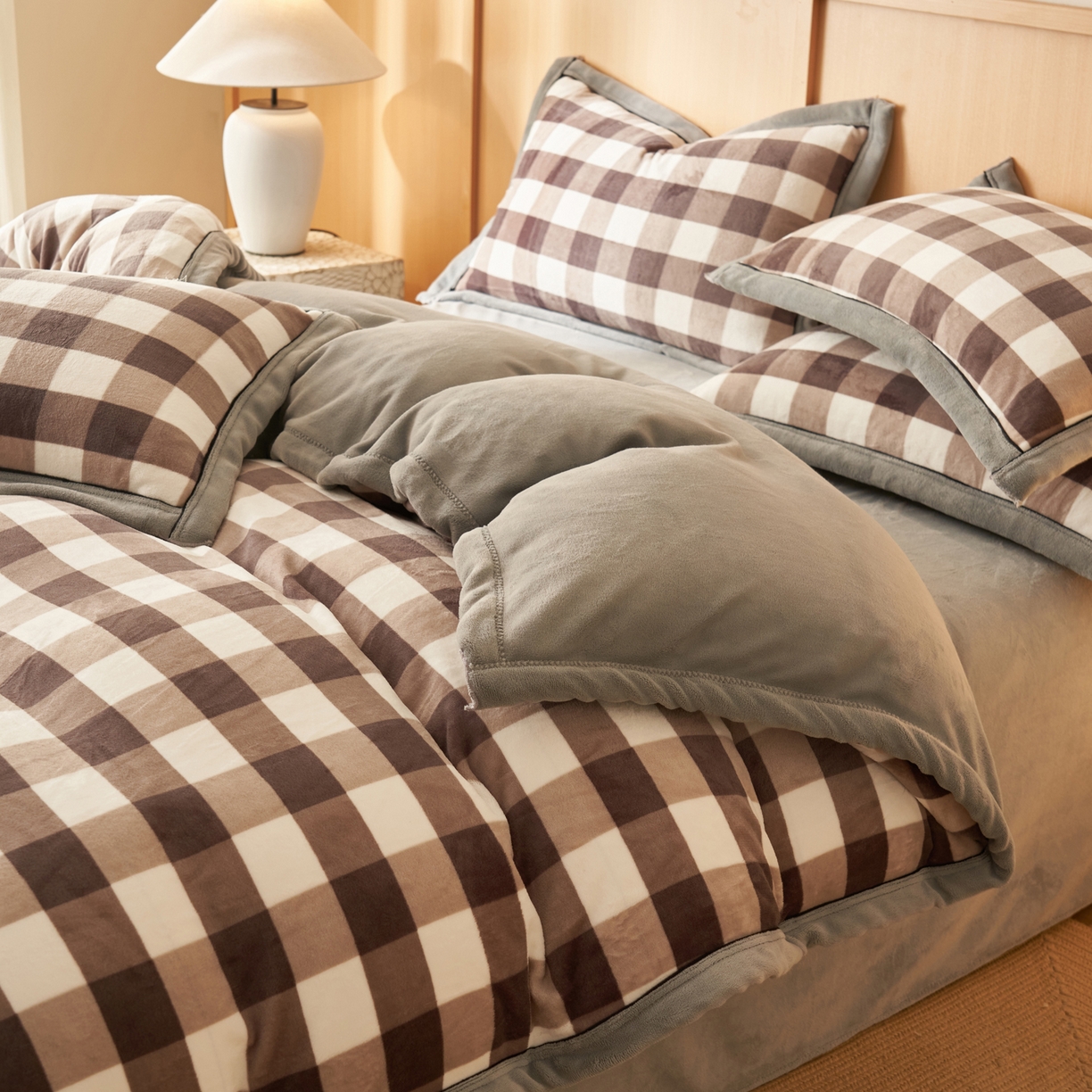 91家纺网 家纺一手货源 找家纺 子由家居 2025新款牛奶绒无印风可拆洗冬被被子被芯 大灰格