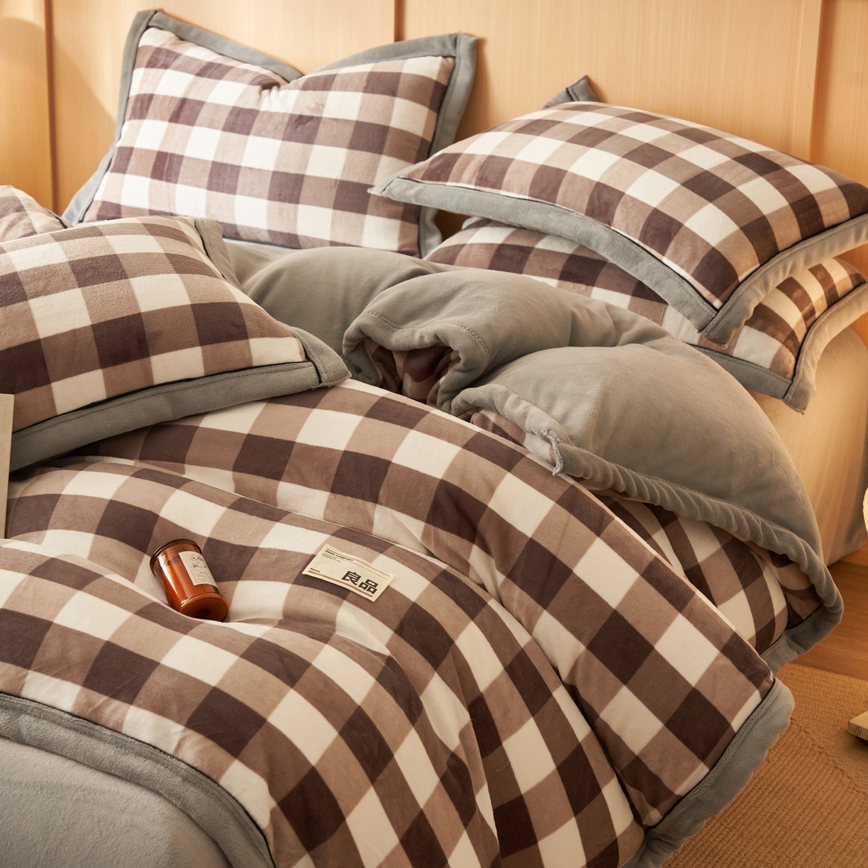 91家纺网 家纺一手货源 找家纺 子由家居 2025新款牛奶绒无印风可拆洗冬被被子被芯 大灰格