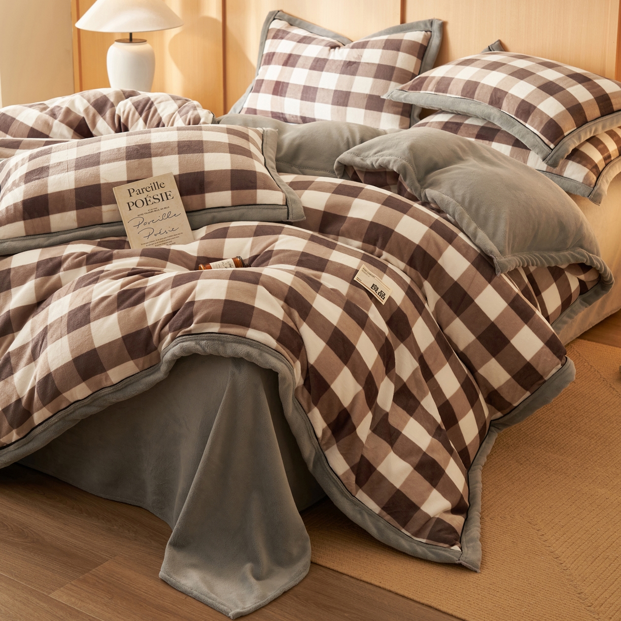 91家纺网 家纺一手货源 找家纺 子由家居 2025新款牛奶绒无印风可拆洗冬被被子被芯 大灰格