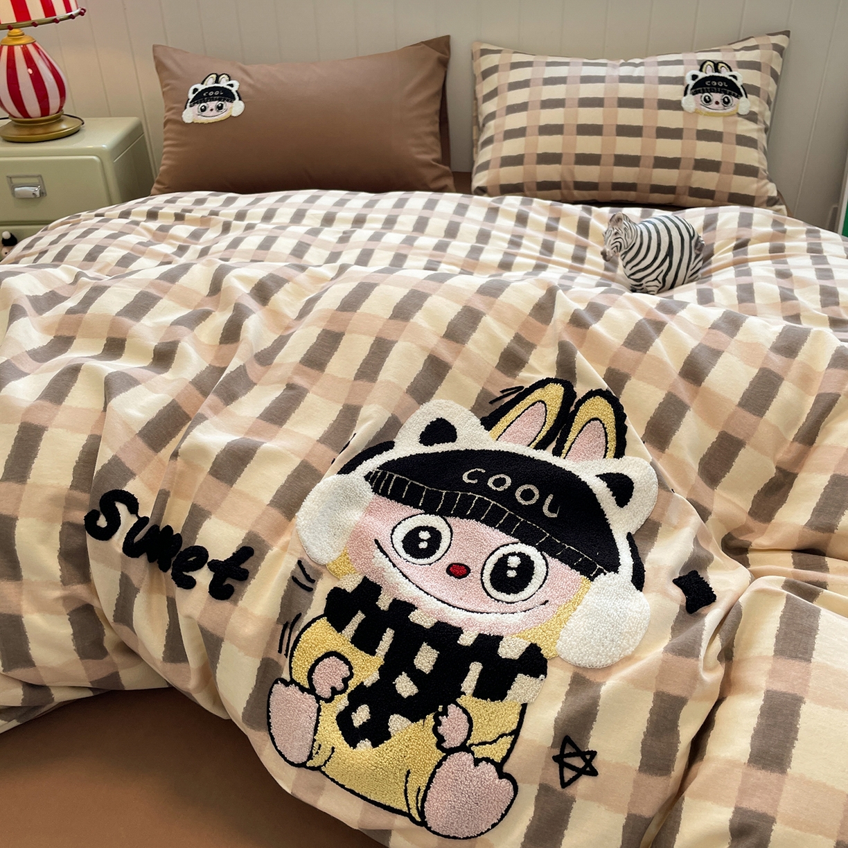 91家纺网 家纺一手货源 找家纺 （总）蓝邻家纺 2025新款全棉磨毛卡通刺绣款四件套--毛巾绣系列