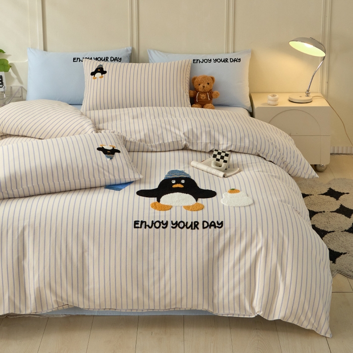 91家纺网 家纺一手货源 找家纺 蓝邻家纺 2025新款全棉磨毛卡通刺绣款四件套--毛巾绣系列 南极舞者