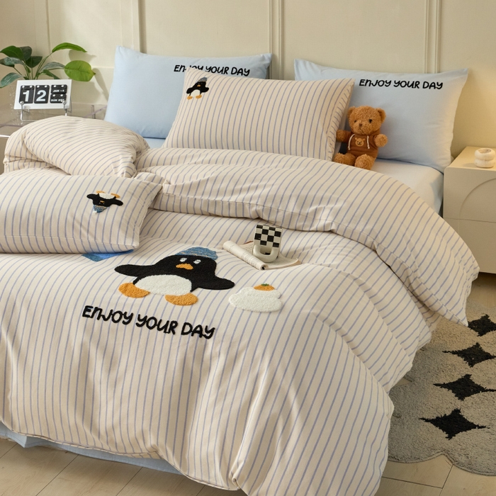 91家纺网 家纺一手货源 找家纺 蓝邻家纺 2025新款全棉磨毛卡通刺绣款四件套--毛巾绣系列 南极舞者