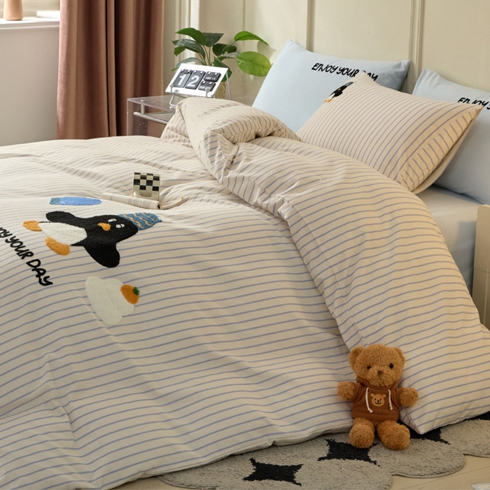 91家纺网 家纺一手货源 找家纺 蓝邻家纺 2025新款全棉磨毛卡通刺绣款四件套--毛巾绣系列 南极舞者