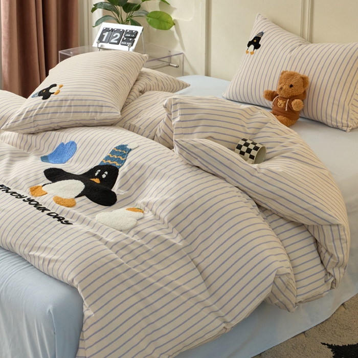 91家纺网 家纺一手货源 找家纺 蓝邻家纺 2025新款全棉磨毛卡通刺绣款四件套--毛巾绣系列 南极舞者