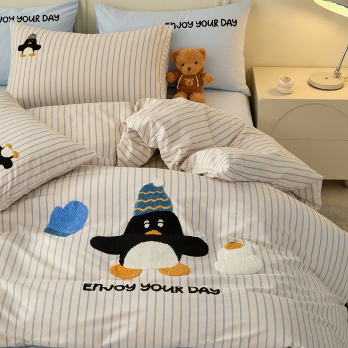 91家纺网 家纺一手货源 找家纺 蓝邻家纺 2025新款全棉磨毛卡通刺绣款四件套--毛巾绣系列 南极舞者